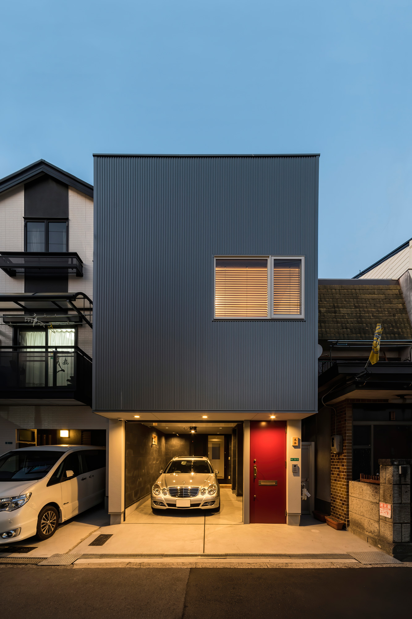416 Architects 『住宅密集地の赤い玄関ドアの家』 2020年 一戸建ての住宅